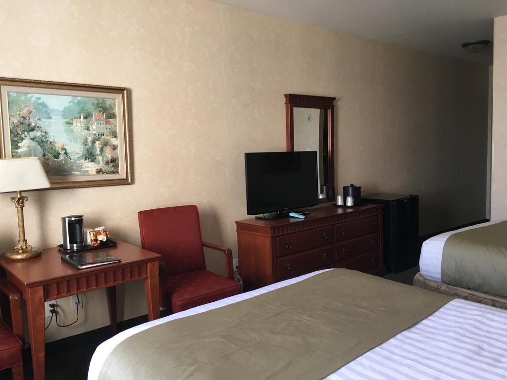Hotel Doubletree By Hilton Montreal Airport 4*