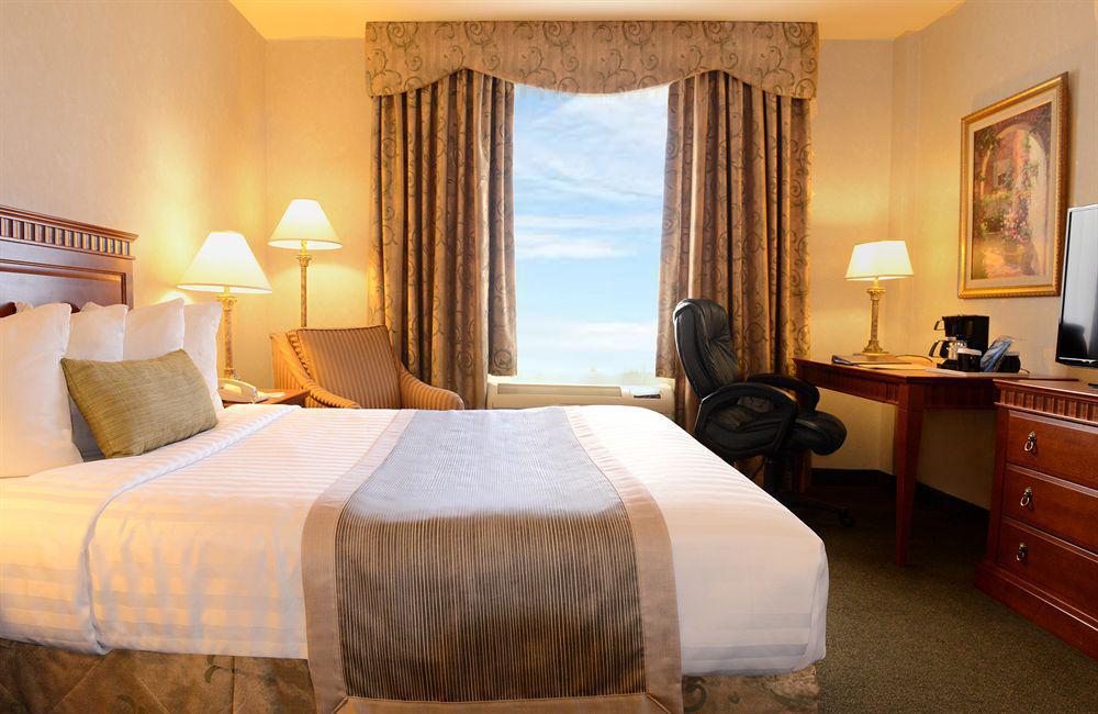 Doubletree By Hilton Montreal Airport 4*
