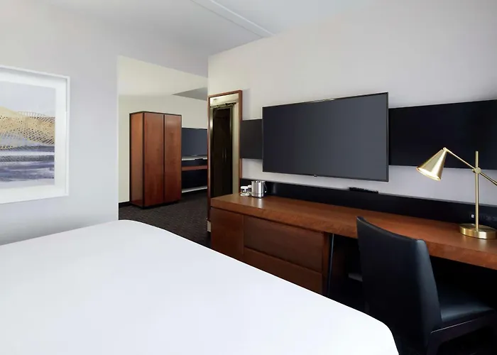 Doubletree By Hilton Montreal Airport