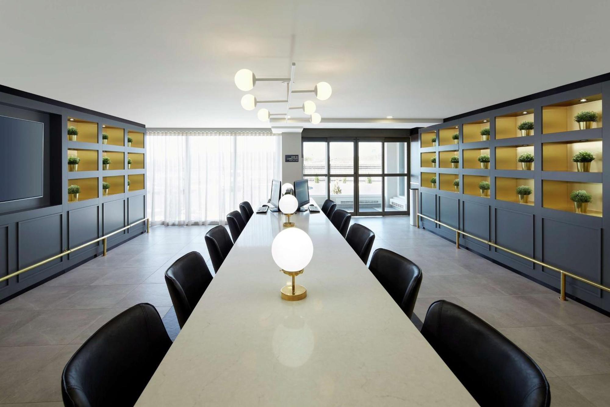 Doubletree By Hilton Montreal Airport 4*