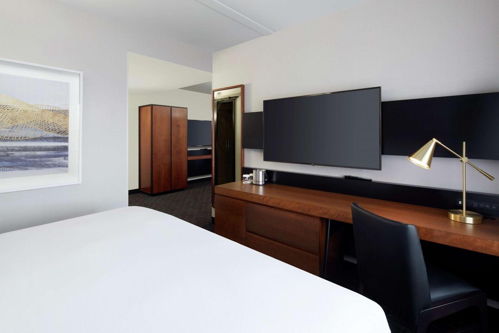 Doubletree By Hilton Montreal Airport Hotel Dorval