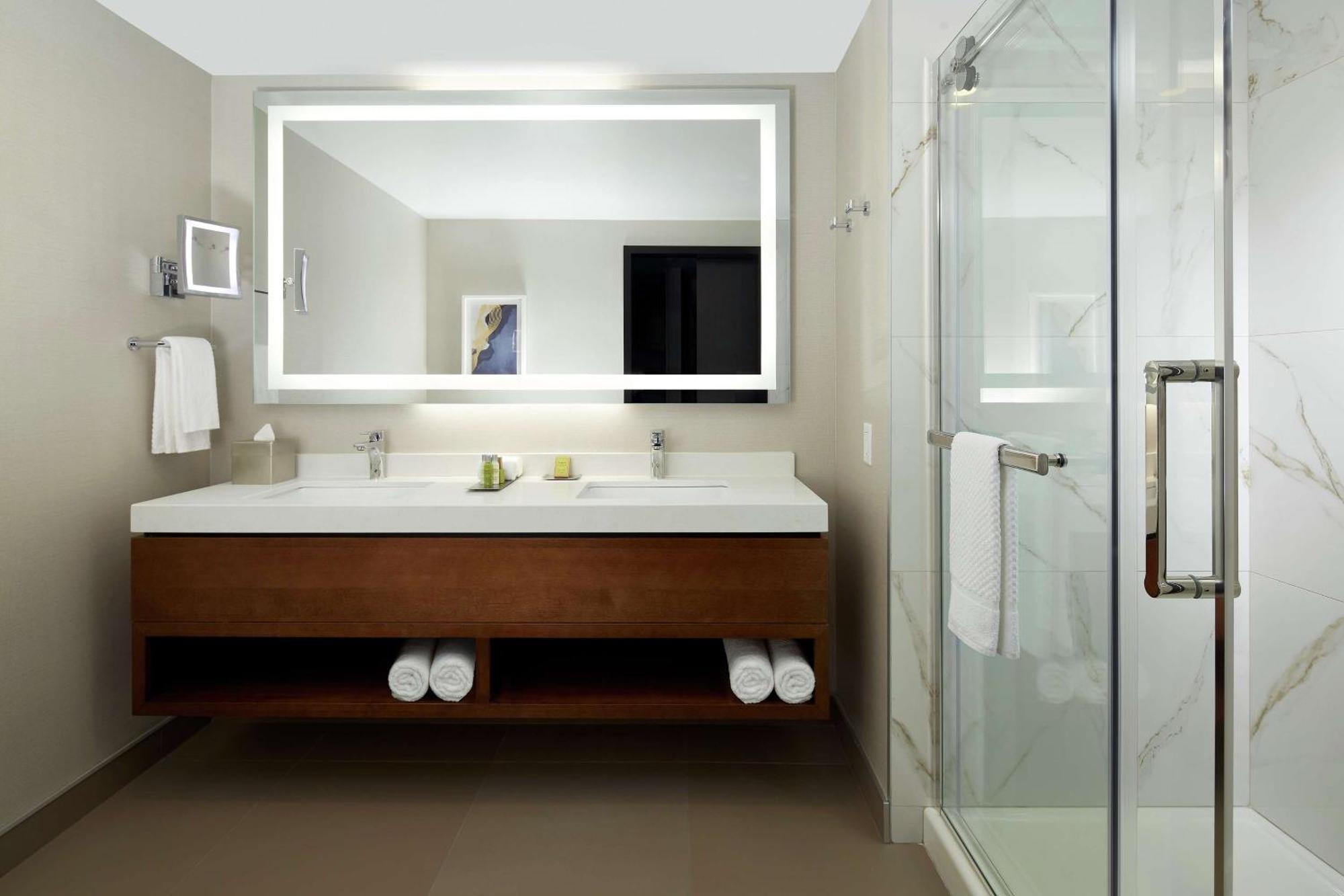 Doubletree By Hilton Montreal Airport Dorval