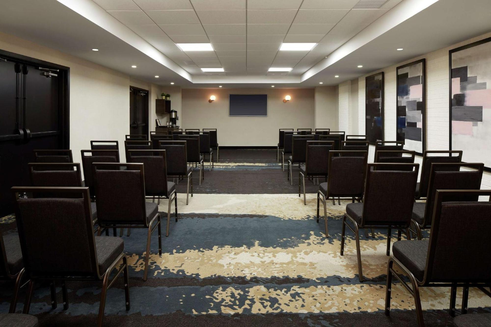 Doubletree By Hilton Montreal Airport 4*
