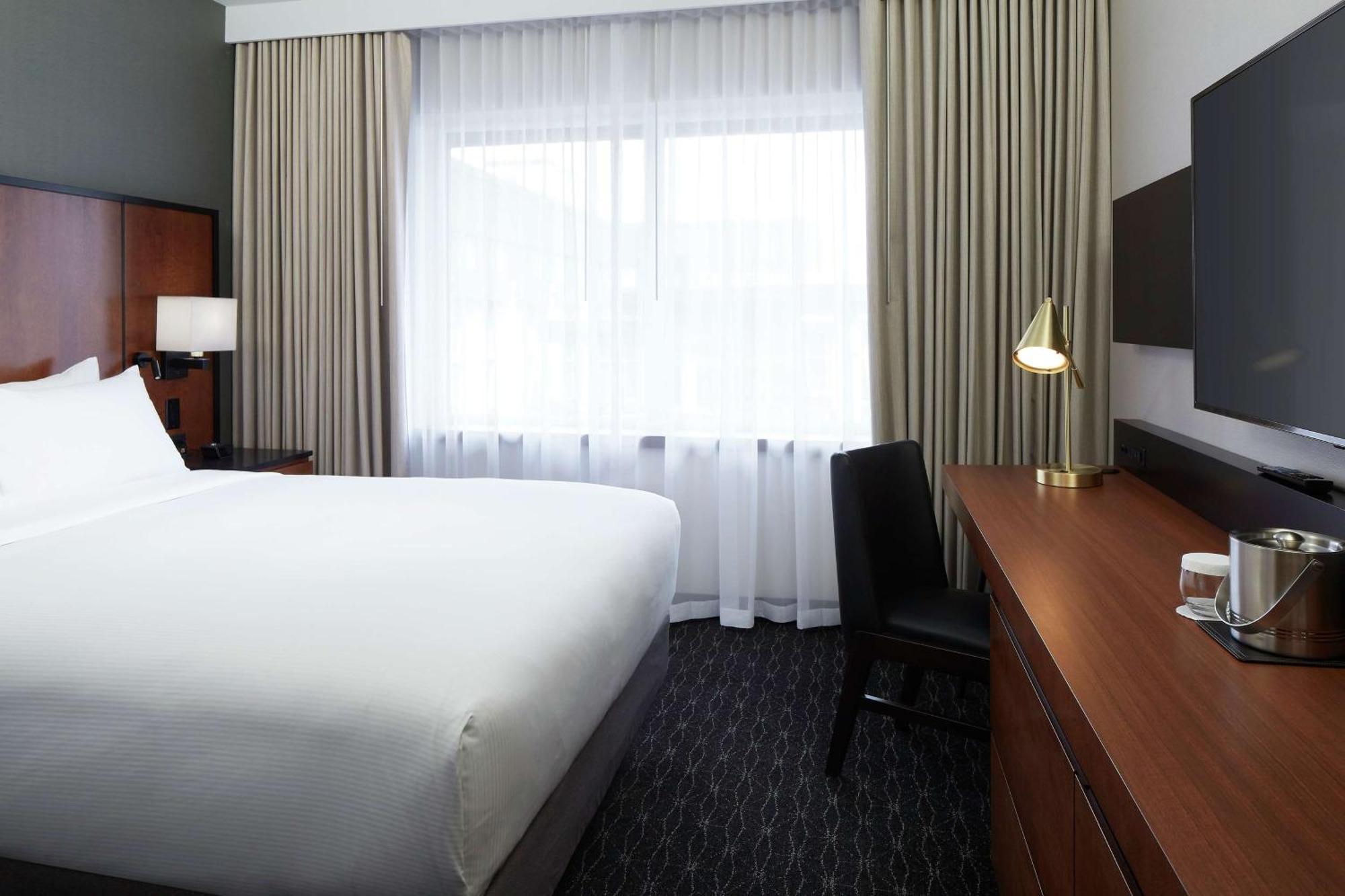 Doubletree By Hilton Montreal Airport Hotel 4*