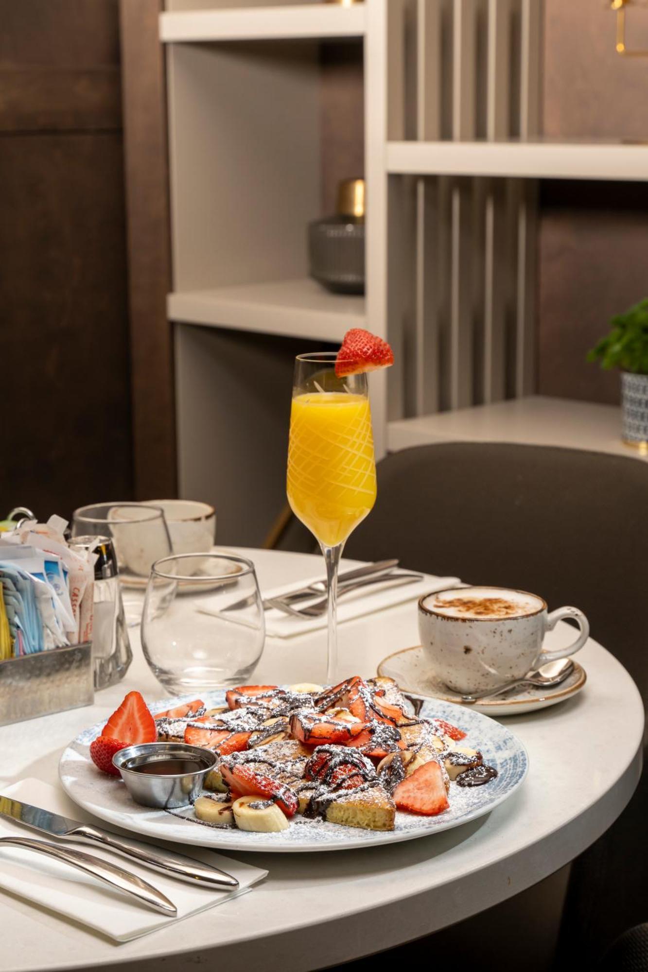 Doubletree By Hilton Montreal Airport Hotel 4*