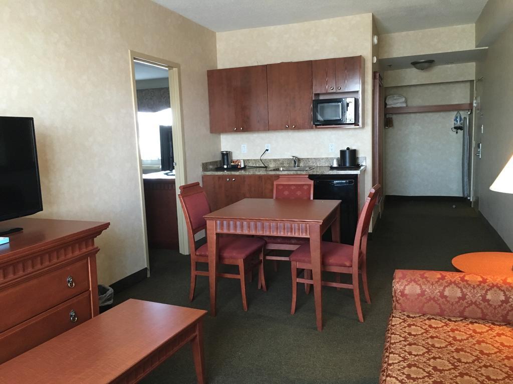 Doubletree By Hilton Montreal Airport Hotel