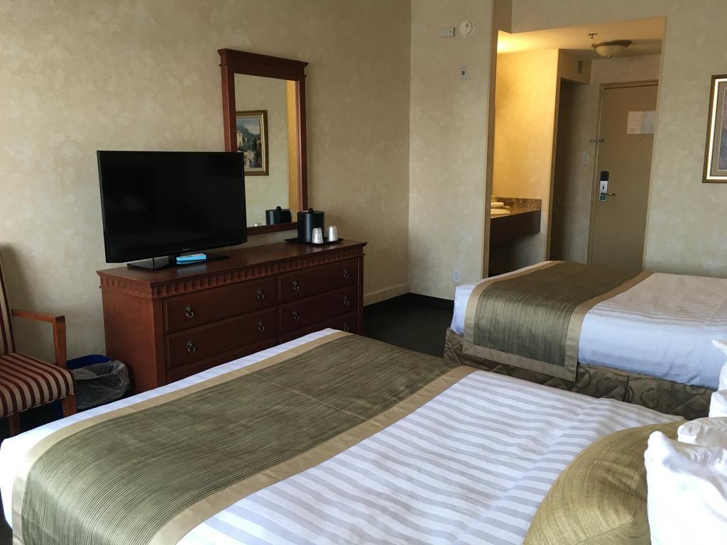 Doubletree By Hilton Montreal Airport