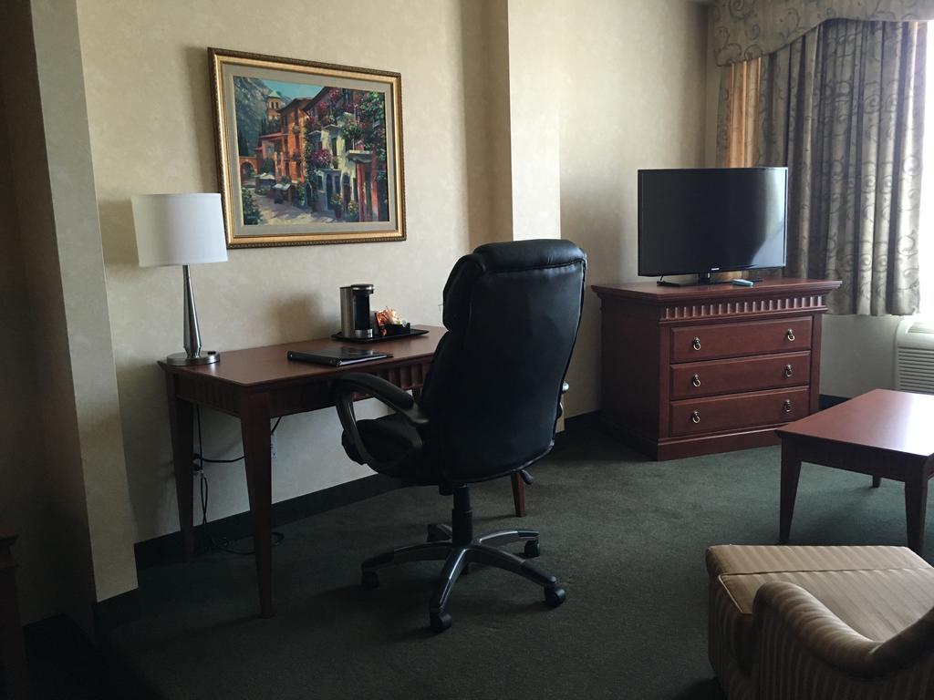 Doubletree By Hilton Montreal Airport Hotel 4*