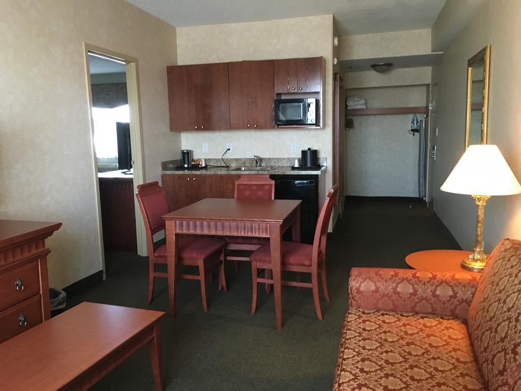 Doubletree By Hilton Montreal Airport 4*